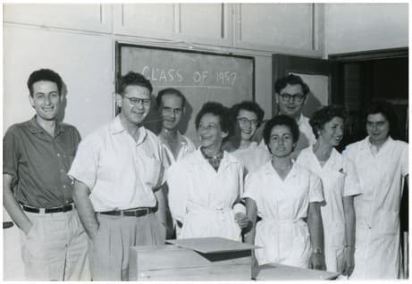 מחקרים פורצי דרך. שמידט (מאחור) עם צוות המחלקה לקריסטלוגרפיה במכון ויצמן למדע, 1957 