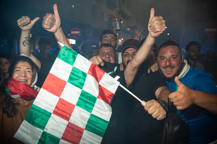 חגיגות ב נאפולי איטליה אחרי הזכייה ב יורו 2020