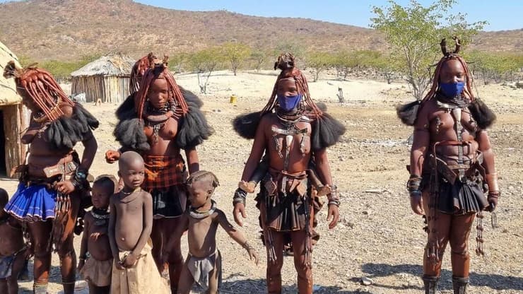 בנות שבט ההימבה בנמיביה - עם מסכות נגד קורונה. 
