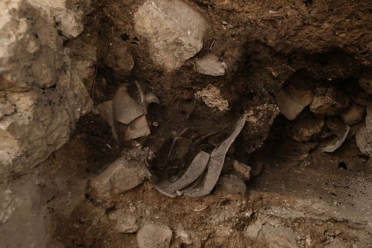 שרידי חורבן שהתגלו בסמוך לחומה בעונות החפירה הקודמות
