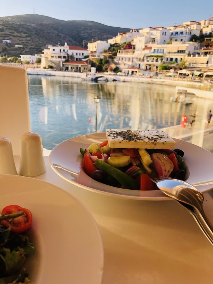 ארוחה יוונית קלאסית בטברנה בבטסי