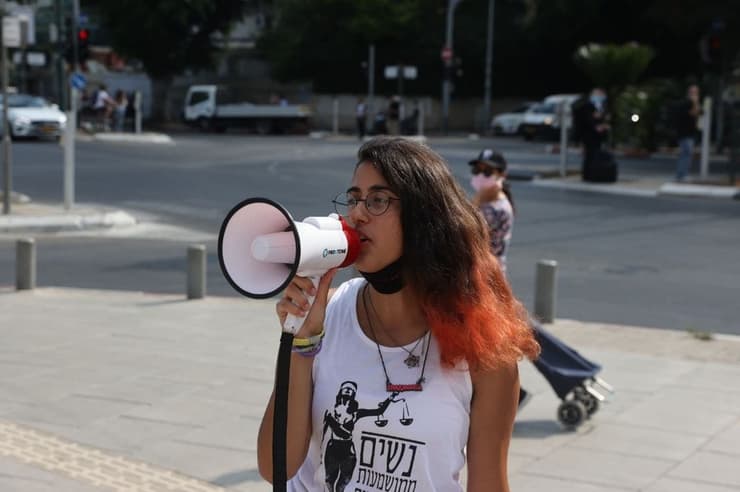 הפגנה מחוץ לבית המשפט בתל אביב בזמן דיון בפרשת אונס הילדה בת ה-13 במלונית הקורונה