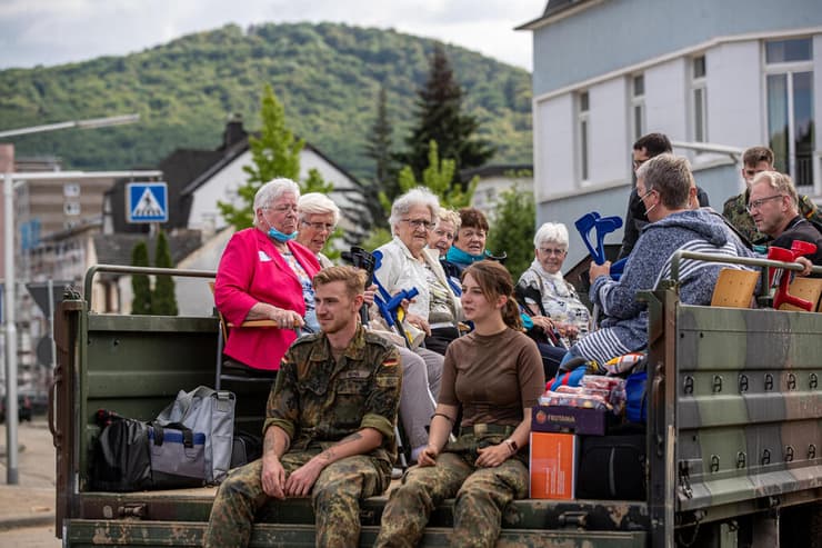 חיילים מפנים קשישים ממוקדי ההצפות בגרמניה