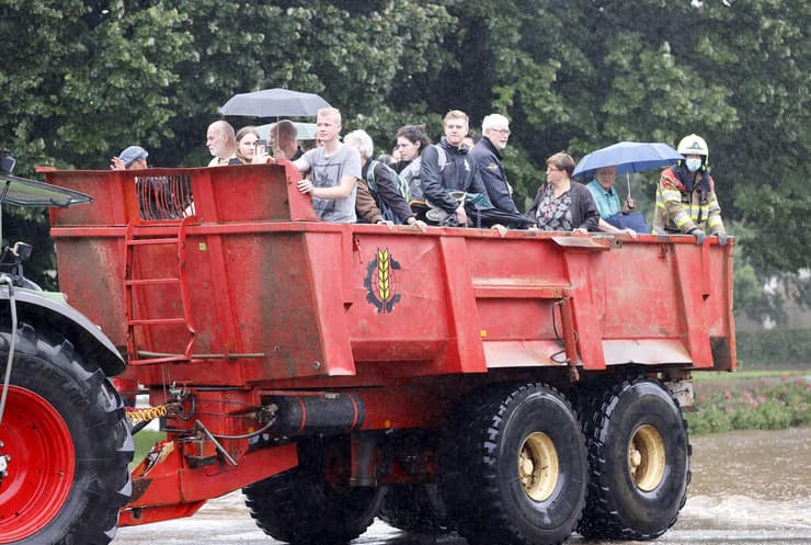 הולנד שיטפונות הצפות חילוץ תושבים ב דרום לימבורג הולנד