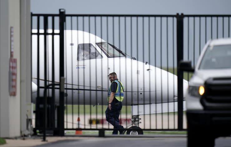 ארה"ב טקסס מחוקקים דמוקרטים נמלטים ל וושינגטון מטוס פרטי עומד להמריא