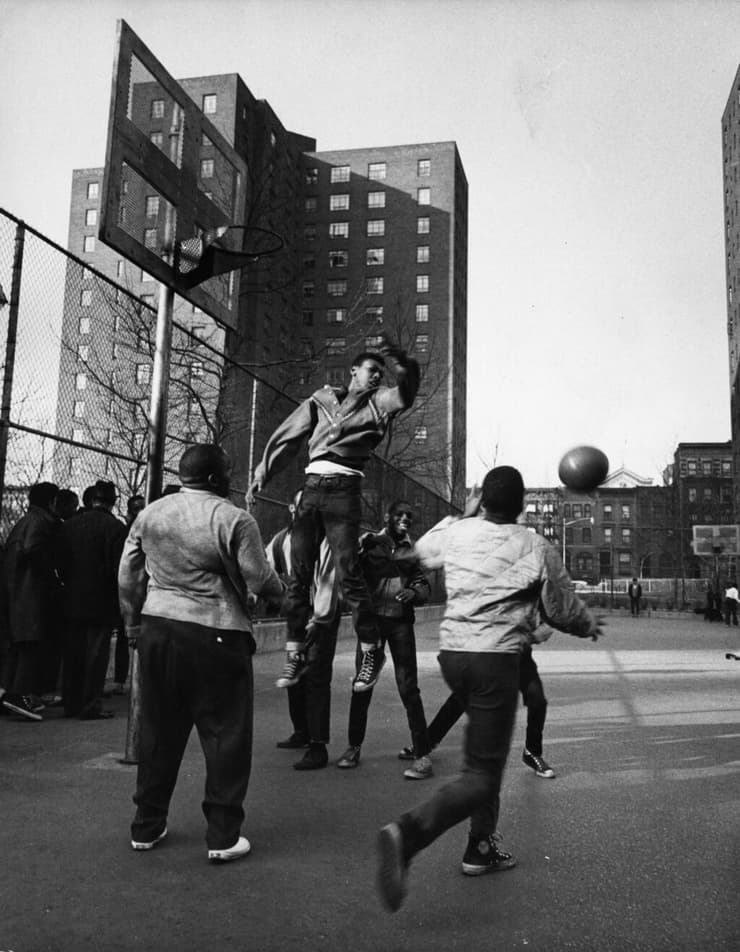 צעירים שחורים משחקים בהארלם ב-1965