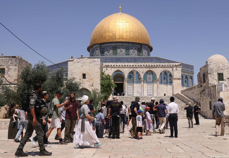 מתפללים יהודים עולים ל הר הבית ירושלים בתשעה באב