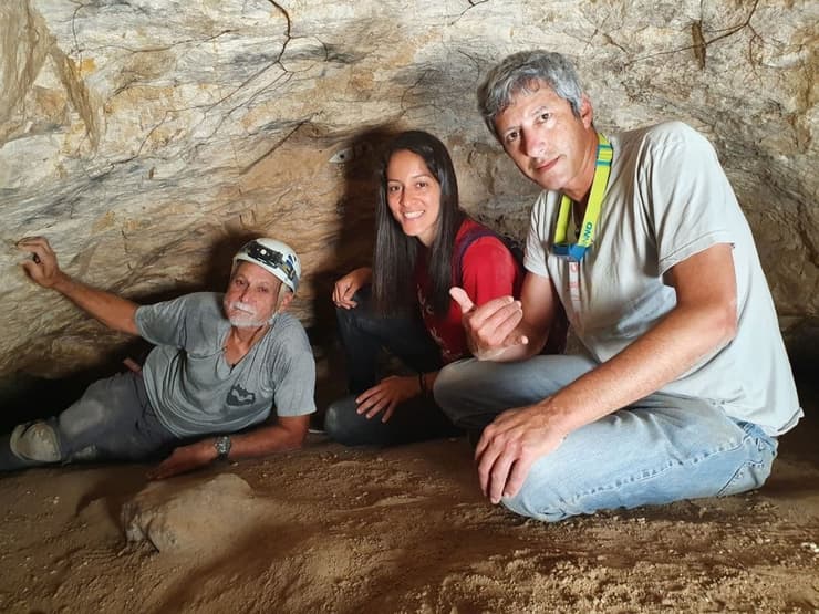 אסף קמר עם פרופ' שבטיאל ויפית שקרוב במערת רומה הגלילית