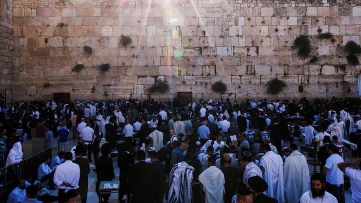 מתפללים יהודים הכותל המערבי  בתשעה באב
