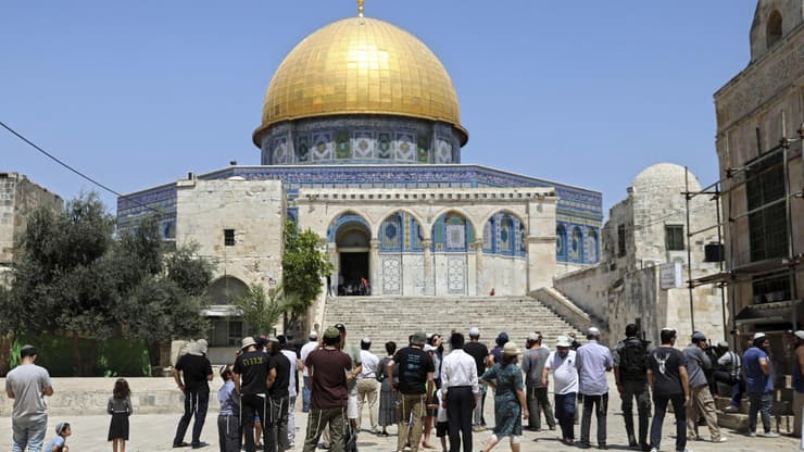 מתפללים יהודים עולים ל הר הבית ירושלים בתשעה באב
