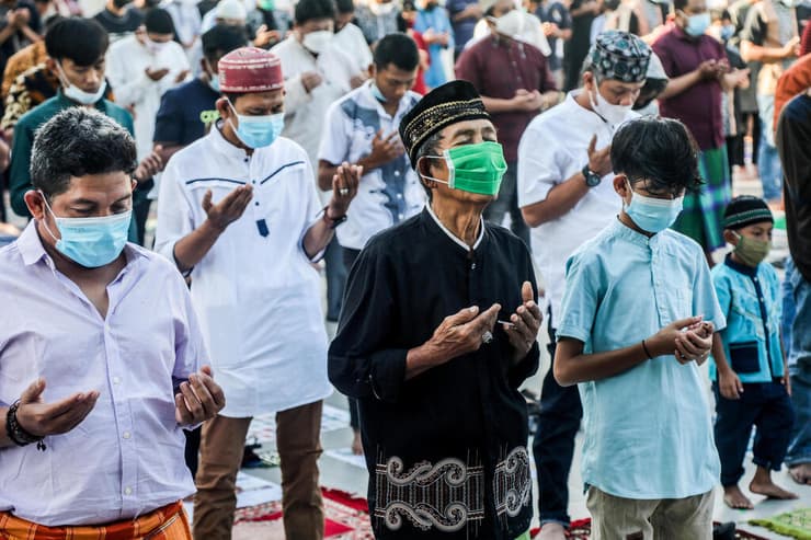 תפילות חג הקורבן היום בצפון סומטרה, אינדונזיה 