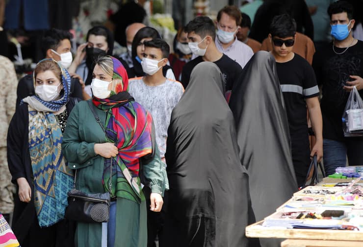 נשים ב שוק ב טהרן איראן עם מסכות בצל סגר קורונה בבירה האיראנית