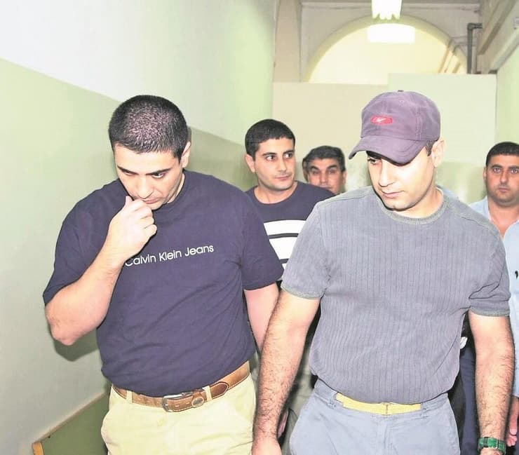 האחים לואי ועלאא אבו לטיף בבית המשפט המחוזי בחיפה ב-2002