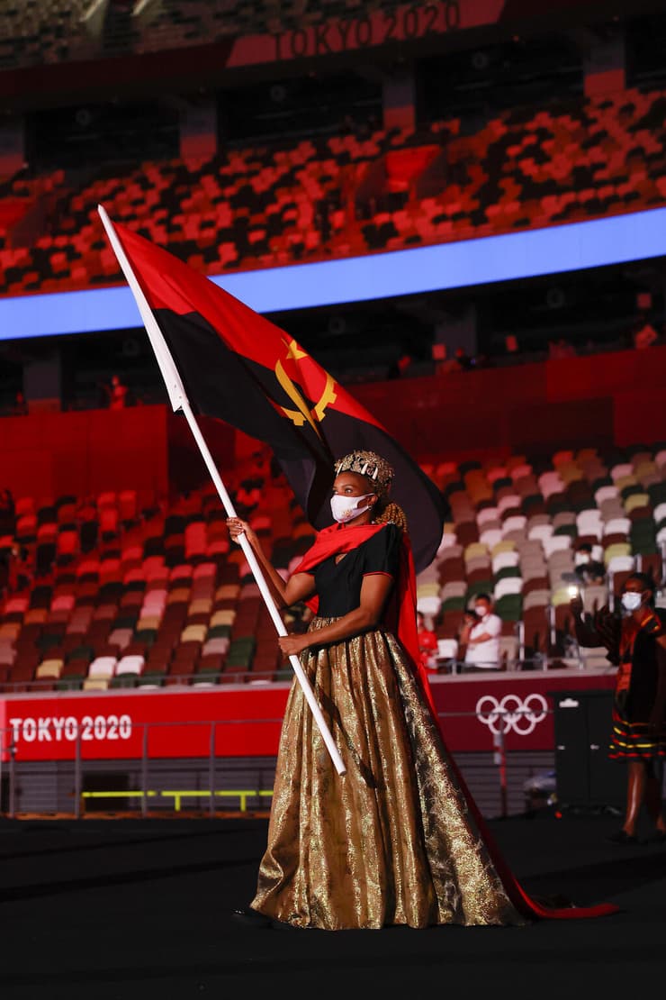 הלבוש המיוחד של נושאת הדגל מאנגולה