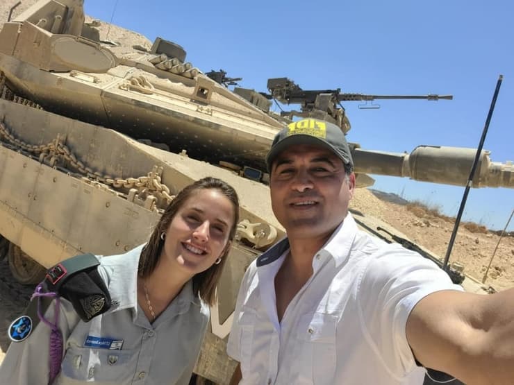 אחמד בטאבי ליד טנק ישראלי בגבול לבנון