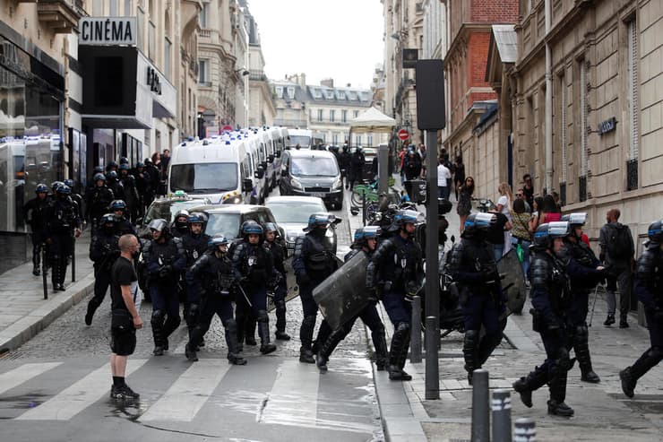 פריז צרפת הפגנה נגד הצגת תעודת מתחסן 