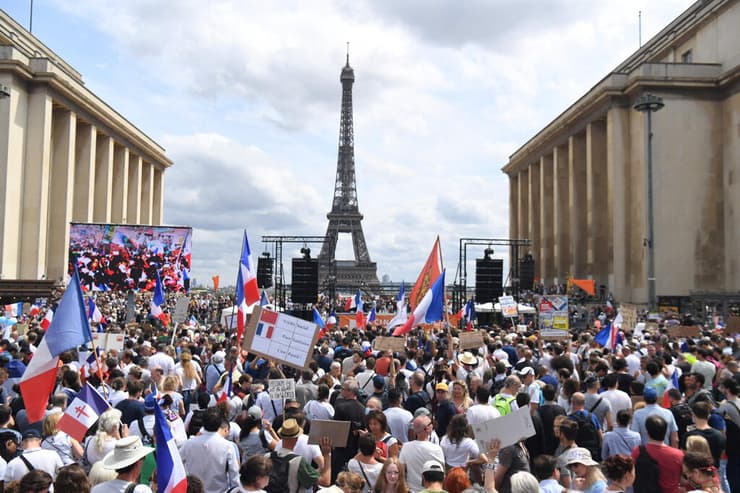 פריז צרפת הפגנה נגד הצגת תעודת מתחסן