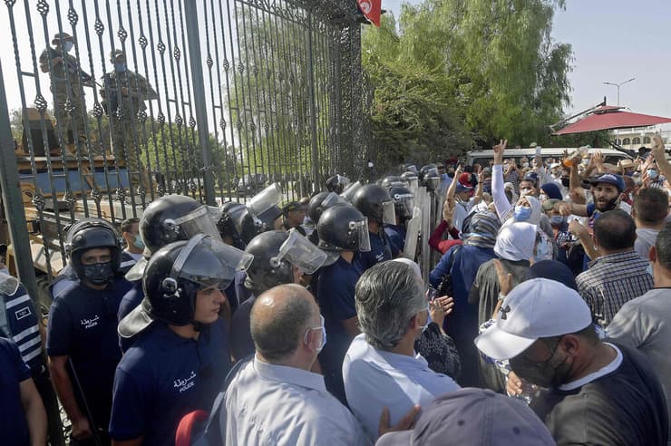 תוניסיה עימותים מחוץ לבניין ה פרלמנט בבירה תוניס