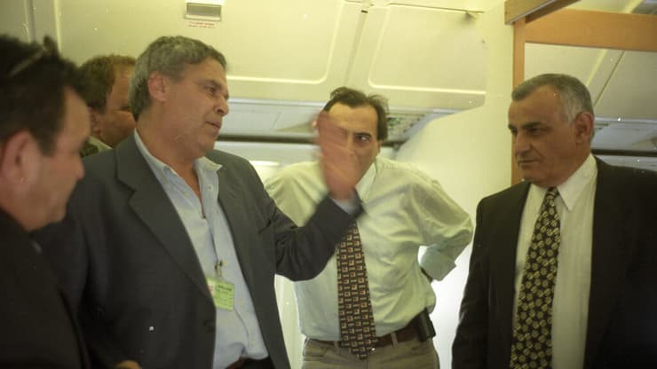 שר הביטחון לשעבר איציק מרדכי, עיתונאי ידיעות אחרונות אלכס פישמן ורוני דניאל במטוס בדרכם לעיירת הנופש ערדקה בים סוף ליד שארם לשיחות עם נשיא מצרים מובארק