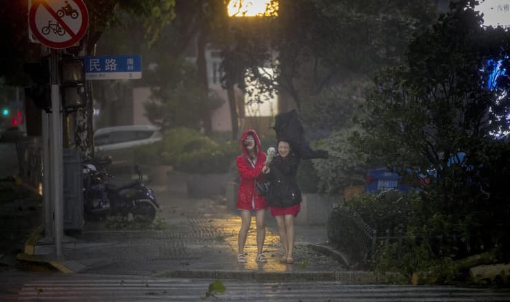 סופה סופת טייפון ב מזרח סין שנגחאי 