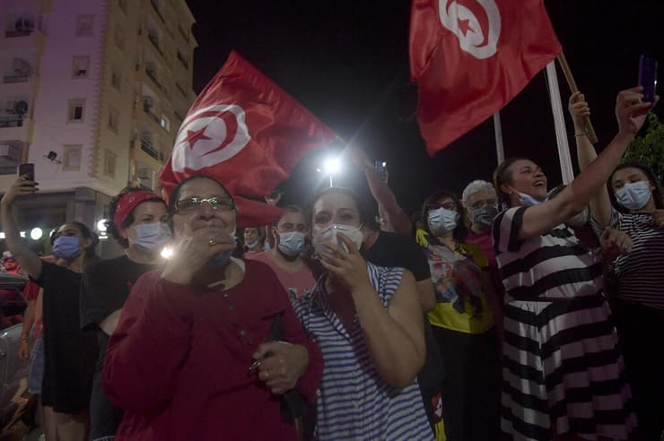 חגיגות בתוניס לאחר הודעת הנשיא