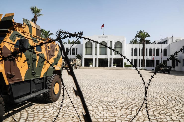 צבא תוניסיה מחוץ לבניין ה פרלמנט בבירה תוניס