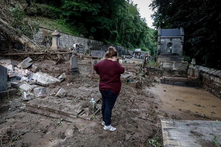 שיטפונות בעיירה דינה פרובינציית נאמור ב דרום בלגיה