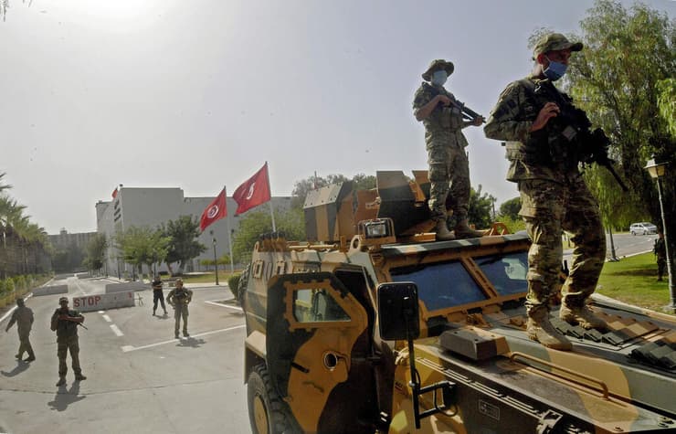 צבא תוניסיה מחוץ לבניין ה פרלמנט בבירה תוניס
