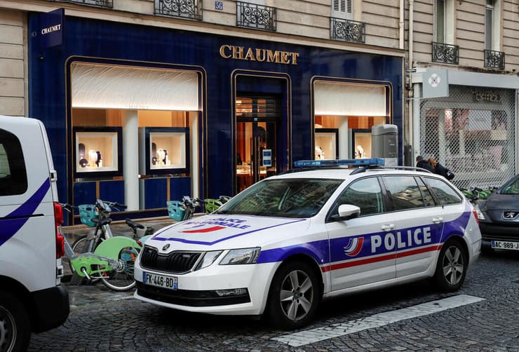 שוד מזוין שודד חנות תכשיטים פריז צרפת