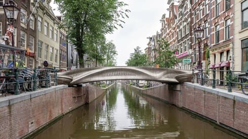 4.9 טון של פלדה: גשר MX3d באמסטרדם