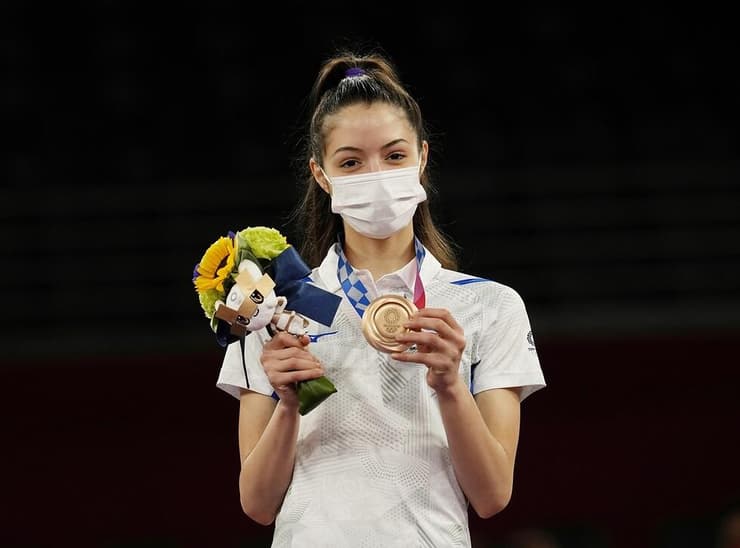 אבישג סמברג מציגה את מדלית הארד שזכתה בה באולימפיאדת טוקיו 2020