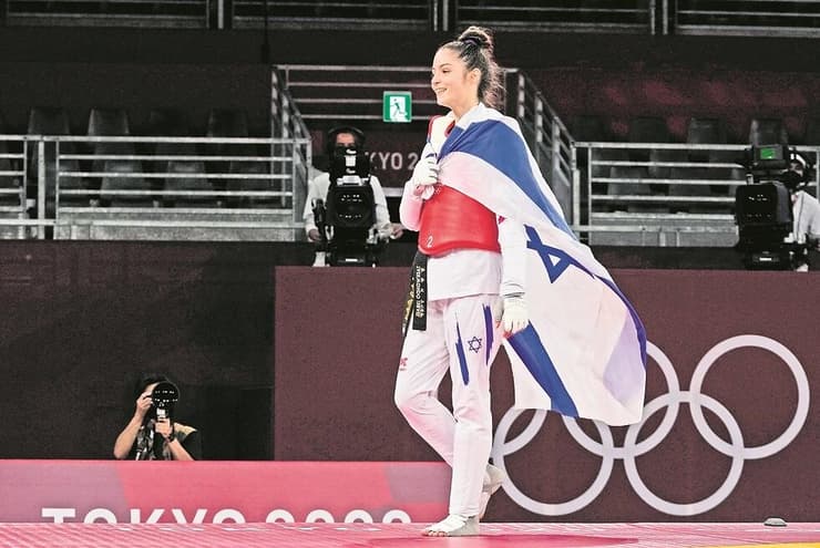 אבישג סמברג עטופה בדגל ישראל