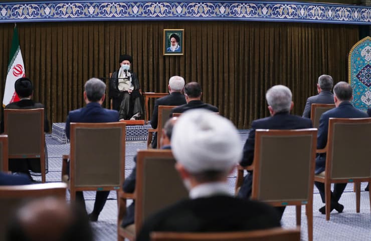 המנהיג העליון של איראן עלי חמינאי בפגישה עם השרים בממשלה האיראנית