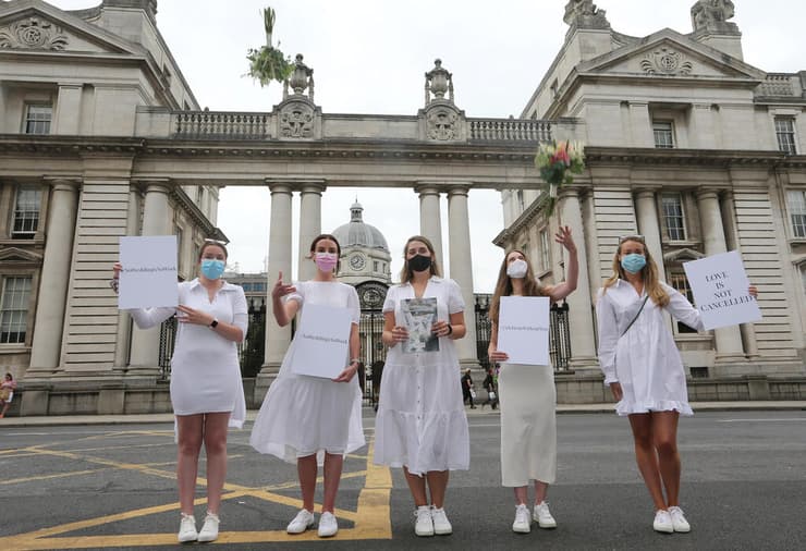 קורונה אירלנד מחאת כלות על מספר משתתפים ב חתונות