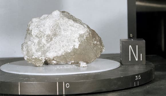 אבן דרך בחקר הירח. "סלע בראשית", שריד בן יותר מארבעה מיליארד שנה, במעבדת מחקר של סוכנות החלל