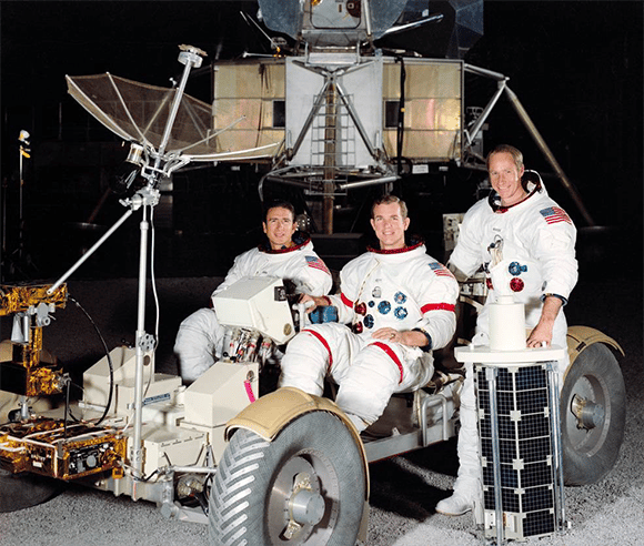 הצוות הראשון שכולו טייסי חיל האוויר. מימין: וורדן, סקוט ואירווין, עם הרובר ועם לוויין המחקר ששיגרו