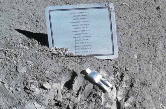 עוד מבוכה שעלתה לאסטרונאוטים בסיום הקריירה שלהם בחלל. פסלון "האסטרונאוט שנפל" שהציב סקוט על הירח עם לוחית זיכרון לאסטרונאוטים וקוסמונאוטים שנספו