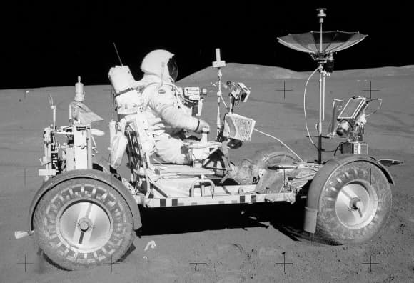 תמרונים גלגליים ראשונים על הירח. סקוט מתנסה בנהיגה חוץ-ארצית לאחר פריקת הרובר מרכב הנחיתה 