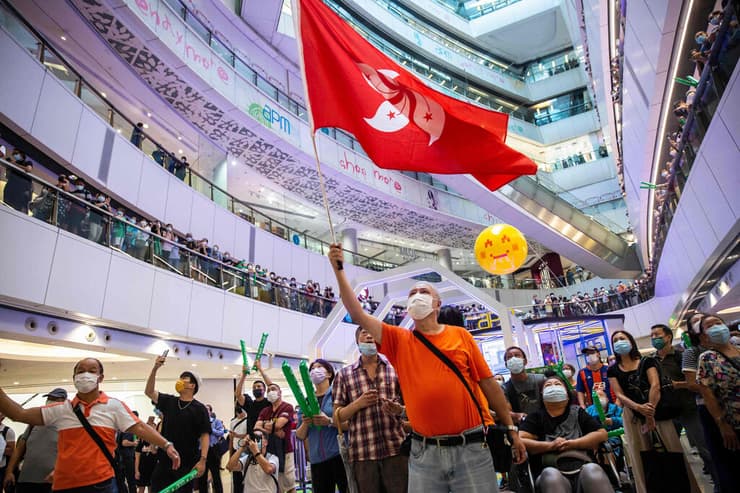  הונג קונג מניפים דגל העיר בעקבות זכייה ב מדליית כסף מדליה ב אולימפיאדה טוקיו