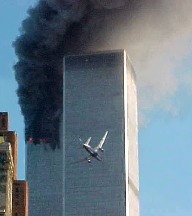 המטוס פוגע במגדל השני