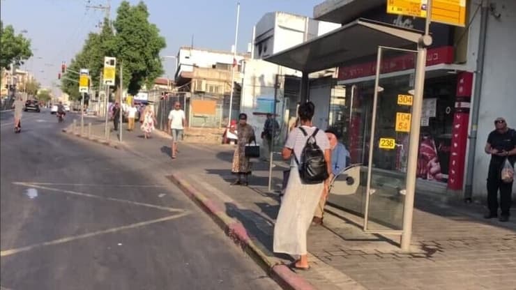 תחנות אוטובוס ללא צל ברחוב ההגנה בתל אביב