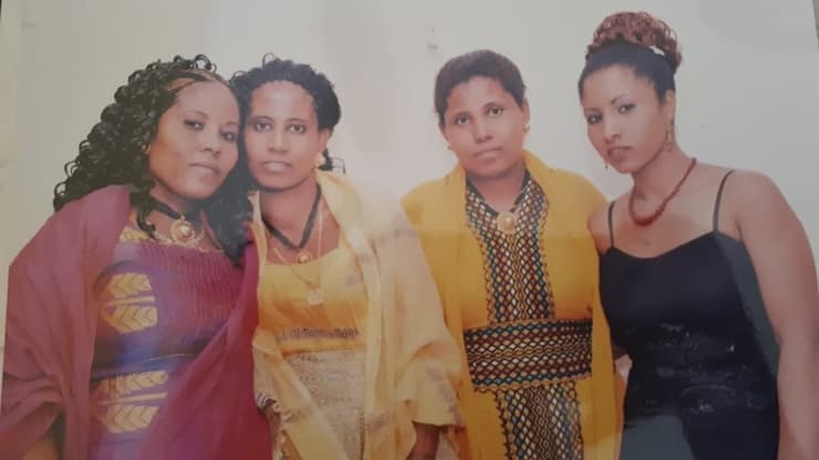 סיפראש טגניה שנייה משמאל ואחיותיה שנרצחה על ידי בן זוגה