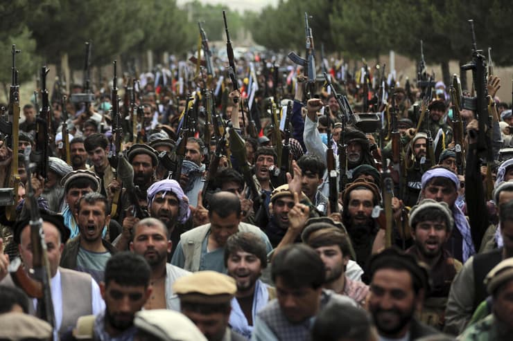 אפגניסטן קאבול אנשי מיליציות ש מצטרפים לסייע לכוחות האפגניים במלחמה נגד טליבאן