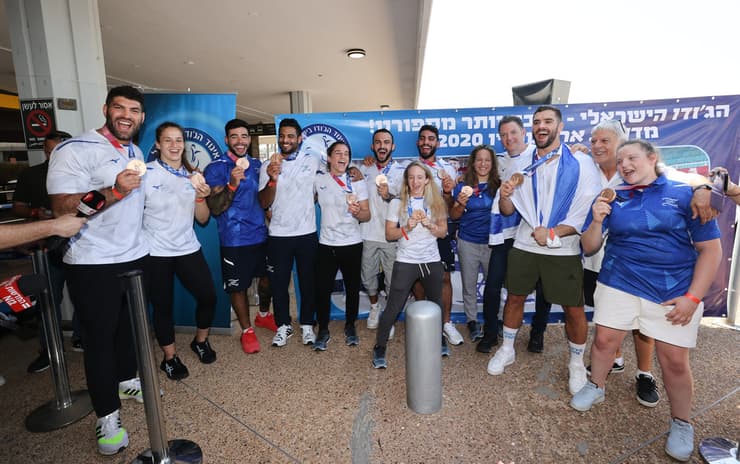 נבחרת ישראל עם המדליות