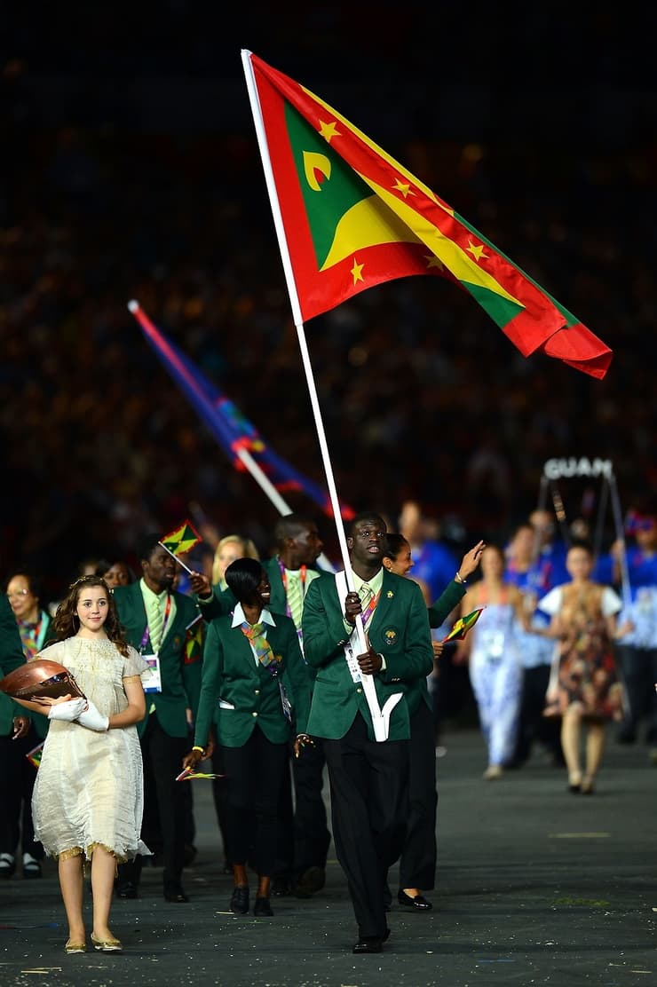 קיראני ג'יימס נושא את דגל גרנדה בטקס הפתיחה של אולימפיאדת לונדון 2012