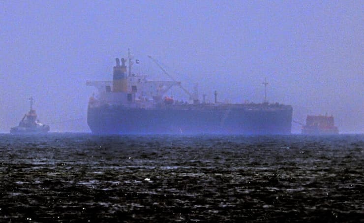 ספינות גוררות את ה מכלית ספינה מרסר סטריט Mercer Street סמוך ל נמל פוג'יירה ב איחוד האמירויות אחרי המתקפה שיוחסה ל איראן