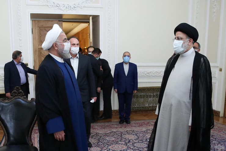נשיא איראן היוצא חסן רוחאני מפנה את משרדו ב טהרן ל איברהים ראיסי הנשיא הנכנס