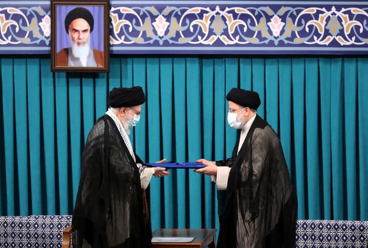 נשיא איראן הנבחר איברהים ראיסי מקבל את כתב המינוי לתפקיד מ המנהיג העליון עלי חמינאי