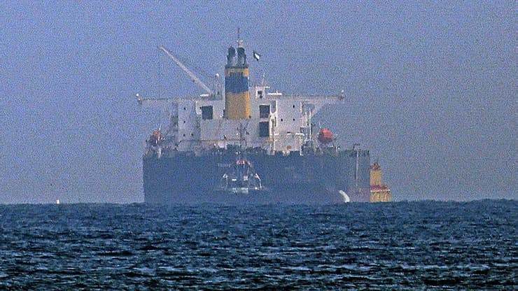 הספינה מרסר סטריט עוגנת בנמל פוג'יירה באיחוד האמירויות