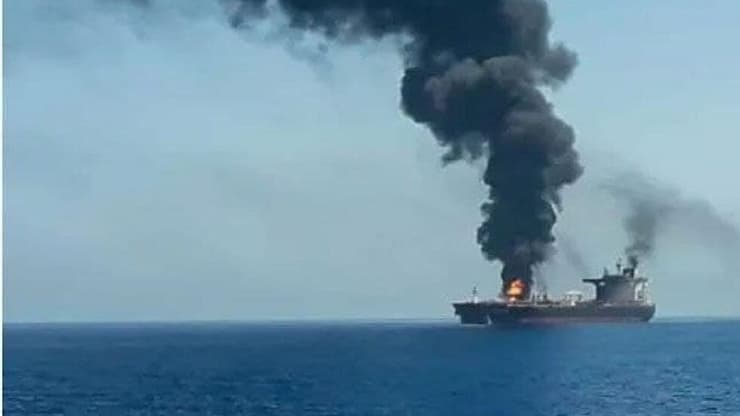 ה'מרסר סטריט', האונייה שהוחכרה על ידי חברה בבעלות הישראלי אייל עופר, מעלה עשן אחרי התקיפה האיראנית